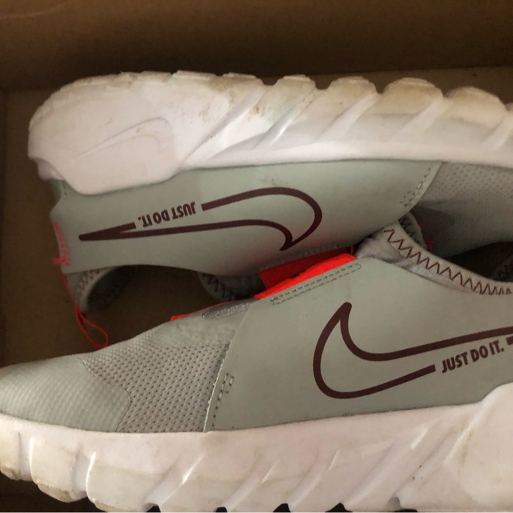 Nike Flex Runner 2 in Smoke Gray and Red